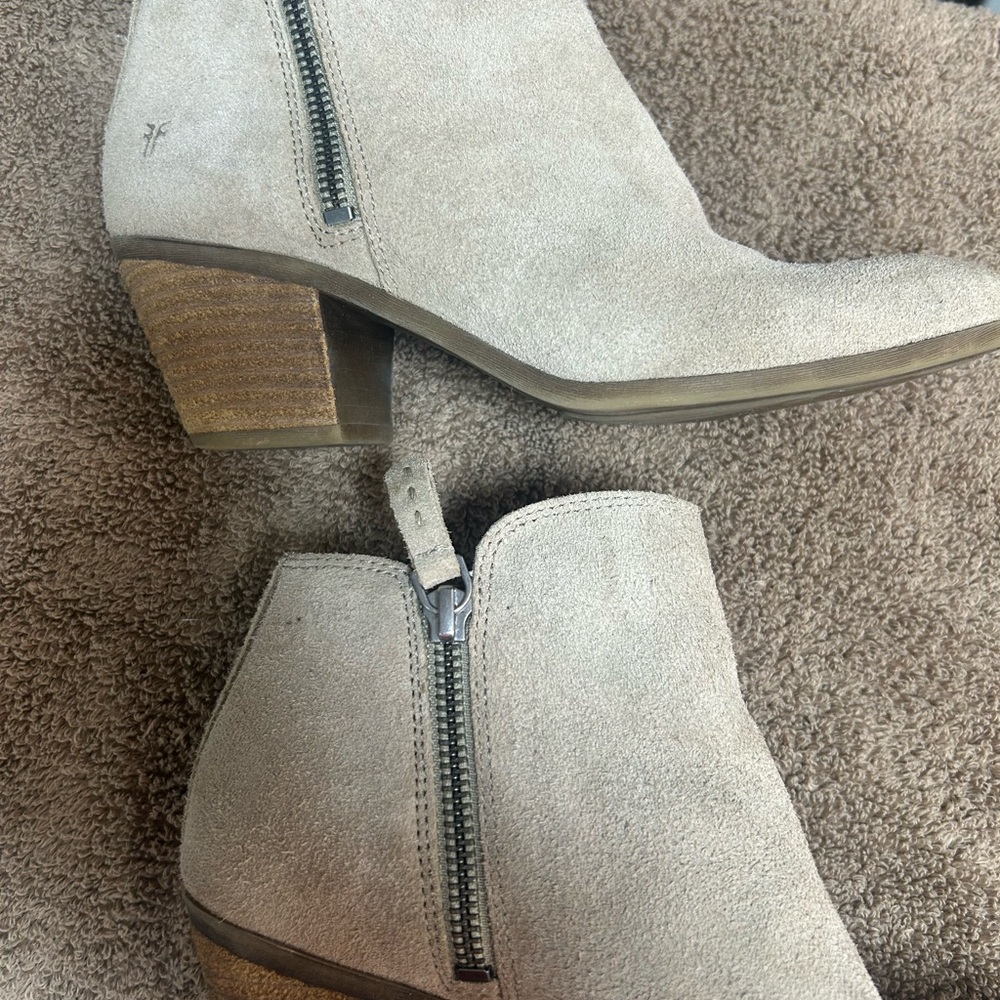 FRYE Judith Double zip beige suede ankle bootie. Like new. Size 6M - Picture 7 of 10